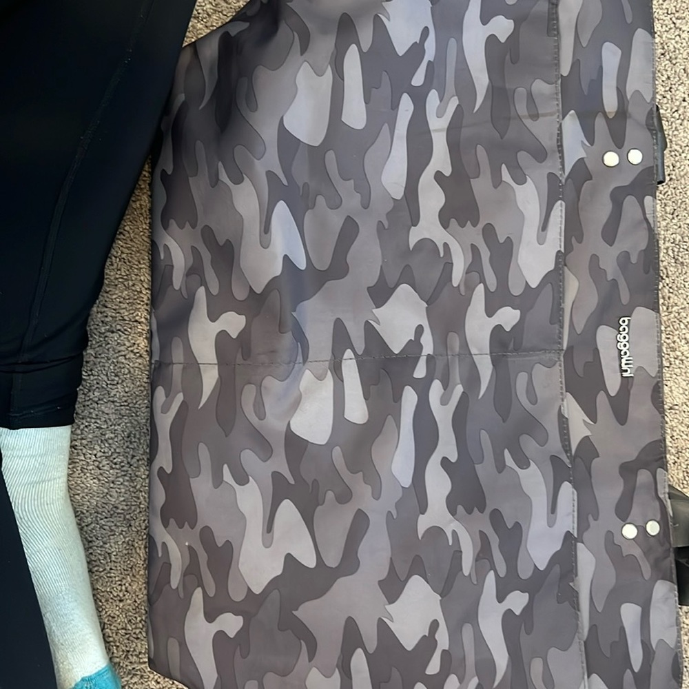 baggallini Extra-Large Carryall Tote Dark Grey Camo- minor stains on interior